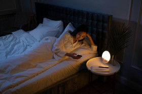 Mengatasi insomnia.- Ilustrasi bermain hp. Mengatasi insomnia dengan 10 cara efektif. - Ilustrasi Pexels/cottonbro studio.