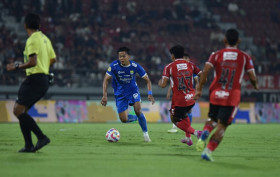 Pertandingan Persib melawan Bali United. Saat ini, skuad Maung Bandung bayar dendan mencapai Rp170 juta akibat perilaku buruk suporter. (FOTO: Persib).