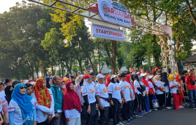 Start jalan sehat dalam rangkaian Harsiarda Jabar 2024, yang diikuti sekitar ribuan masyarakat. Dok: KPID Jabar.