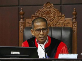 Hakim Konstitusi, Saldi Isra. Tegas dia mengatakan, tidak ada jaminan Pilpres 2024 berjalan secara jujur. -SS Youtube MK.