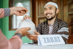 ZAKAT FITRAH – Ilustrasi zakat fitrah. Wajib bagi seorang muslim untuk menunaikan zakat fitrah di bulan suci Ramadhan. Ada waktu khusus yang paling utama untuk bayar zakat fitrah –Ilustrasi/Freepik.