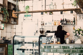 Rekomendasi cafe.- Ilustrasi cafe. Café dengan tempat yang estetik dan instagramable di Bandung. - Ilustrasi pexels/Lisa Fotios.