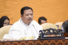 Komisi V Serukan Penundaan Subsidi KRL Berbasis NIK - dpr.go.id
