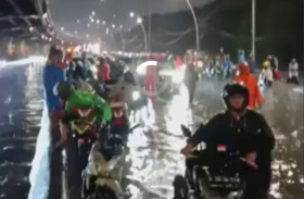 Ilustrasi banjir. Sejumlah kendaraan di ruas jalan DKI Jakarta tersendat akibat banjir. (FOTO:X/@Jumianto_RK).