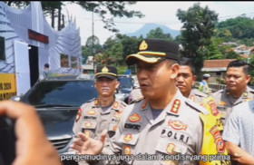 KAWASAN CIWIDEY - Polresta Bandung memberlakukan skema satu arah sebanyak empat kali untuk mengurai kemacetan kendaraan ke objek wisata. Instagram/@polrestabandung.