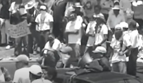 KOTA CHERAN MEKSIKO - Warga Cheran muak dengan kondisi di kotanya, alhasil polisi dan politisi diusir. -Foto tangkap layar YouTube/Jelajah bumi.