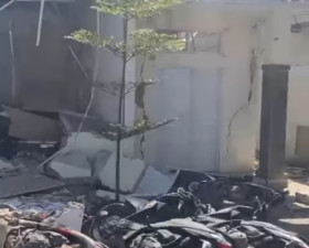 Potret bangunan rusak dan kendaraan roda dua terjungkal akibat gempa Kabupaten Bandung. (Foto: Instagram/@infobandungkota).