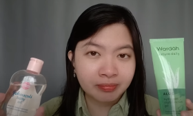 Manfaat baby oil untuk kecantikan orang dewasa! Gunakan dengan aloevera gel dan pastikan wajah bersih dan kering sebelum pemakaian. Foto SS Youtube Ester Wijaya.