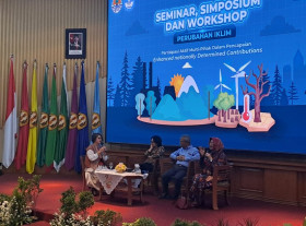 Prof. R. Siti Zuhro, MA, PhD (kanan). Prof Siti Zuhro menjelaskan perubahan Iklim dan Respons Indonesia untuk Menurunkan Emisi Hingga 41 persen pada 2030.