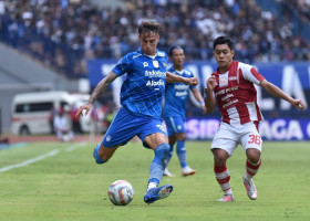 Gelandang serang Persib, Stefano Beltrame (kiri) tak sabar ingin bermain dan membawa kemenangan untuk tim asuhan Bojan Hodak di laga berikutnya. (Persib).