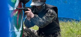Paintball permainan olahraga outbound yang satu ini menawarkan pengalaman seru menembak-menembak menggunakan pistol gas dengan peluru cat. Foto pangalengan.id.