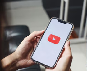 Ilustrasi logo YouTube di HP. Simak syarat dan cara monetisasi akun YouTube. Ilustrasi/Freepik.