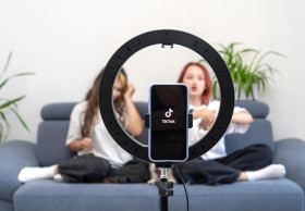 INFLUENCER AI TIKTOK - Perusahaan teknologi, TikTok berencana menguji coba influencer AI, tetapi menuai kekhawatiran dari kreator konten. Ilustrasi/Freepik.