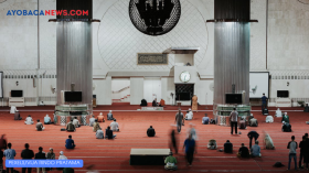 Foto ilustrasi. Jamaah sedang menunggu waktu salat. Berikut syarat dan kriteria menjadi imam shalat.