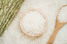 Beras dan gabah. Perum Bulog Jabar telah menyerap hasil panen petani sekitar 185.000 ton sampai awal Juni 2024. Ilustrasi/Freepik.