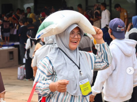 Ilustrasi - seorang ibu memikul sekarung beras di atas kepalanya. Jelang Ramadan dan Idul Fitri 2024, stok beras di Indonesia dikatakan Mendag Zulkifli Hasan banyak. (Instagram/@perum.bulog).