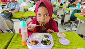 PROGRAM MAKAN SIANG GRATIS -Ilustrasi siswa SD makan bersama dengan menu bergizi. Kota Bandung segera jadi percontohan program makan siang gratis bergizi. -Ilustrasi/ditpsd.kemdikbud.go.id.