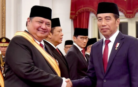 Airlangga Hartarto bersalaman dengan Presiden Jokowi. @airlanggahartarto_official.