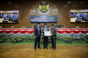 (Penyerahan berkas paripurna/foto: bandung.go.id)