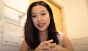 SKINCARE - Allison Baek bagikan langkah-langkah skincare rutin yang terbilang simple tapi hasilnya efektif. - Foto tangkap layar YouTube/Allison Baek.