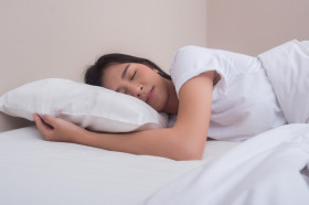 TERTIDUR BELUM NIAT PUASA - Ilustrasi seorang perempuan tidur. Buya Yahya menjelaskan, jika tidur karena bukan kebiasaan lalu lupa baca niat puasa, maka masih sah saat subuh berniat puasa. (Freepik).