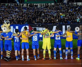 Deretan pemain Persib Bandung dihadapan Bobotoh di Stadion Si Jalak Harupat, Soreang. (Instagram/@persib).