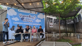 JANGAN KORBANKAN ANAK - CEO Sajiwa Foundation, Zulfikar Hubullah (tengah) mengajak semua peduli pada anak korban HIV akibat tertular orangtuanya. -ayobacanews.com/l sundana.