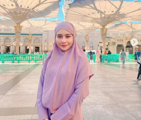 PRILLY LATUCONSINA - Dalam suatu kajian, Prilly bertanya kepada Ustadz Adi Hidayat soal meluapkan amarah, emosi bisa membatalkan puasa. (Instagram/@prillylatuconsina96).