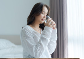 Minum air putih - Seorang perempuan sedang memegang segelas air. Minum air putih saat bangun tidur merupakan kebiasaan sehat. Ilustrasi/Freepik.