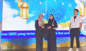 COLLECTIVE KINDNESS FEST - Sherly lelang jas pribadi untuk aksi kemanusiaan, penawaran pertama dimulai dari Rp300.000 –AyoBacaNews.com/Difa Lavianka.