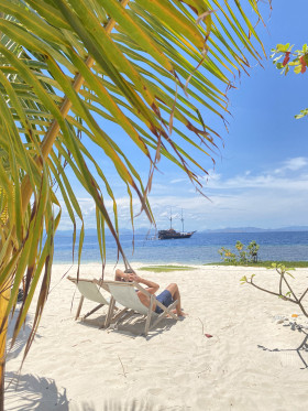 (Berjemur di Le Pirate Island Labuan Bajo/ Foto: X @dellafatmaa)