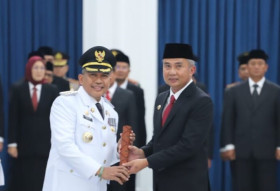 Arsan Latif (kiri) saat dilantik menjabat Pj Bupati Bandung Barat oleh Pj Gubernur Jabar, Bey Machmudin. Dok: bandungbaratkab.go.id.