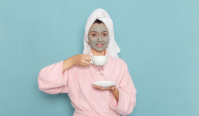 MASKER ALAMI - Memanfaatkan bahan-bahan alami sebagai masker wajah, ternyata dapat bermanfaat untuk mencerahkan kulit. - Foto ilustrasi freepik/KamranAydinov.