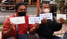BANSOS - Bansos BLT sudah mulai cair di daerah ini. Warga senang meski harus antre panjang. - Foto dok.kemensos.go.id.