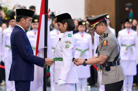 Jokowi kukuhkan Paskibraka yang bertugas pada upacara 17 Agustus 2024 nanti. Foto setkab.go.id.