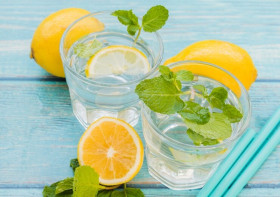 Air lemon - Infused water memiliki manfaat baik untuk kesehatan tubuh. Ilustrasi/Freepik.