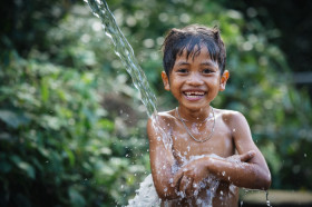 MANDI SUNNAH IDUL FITRI –Ilustrasi anak kecil sedang mandi. Panduan waktu pelaksanaan dan bacaan niat mandi sunnah Idul Fitri –Ilustrasi Pixabay/trilemedia.