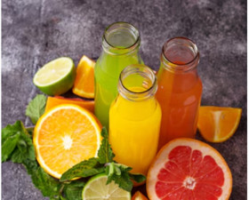 JUS BUAH - Ilustrasi berbagai minuman jus buah segar. Ahli diet menyebut kandungan serat hilang dalam jus. Ilustrasi/Freepik.