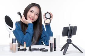 Ilustrasi seorang perempuan sedang make up. Berikut kilas balik tren make up 2024. (Foto: Freepik).