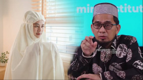 Ilsutrasi penjelasan Ustad Adi Hidayat tentang wanita shalat berjamaan di masjid dan di rumah. kolase TVOne.