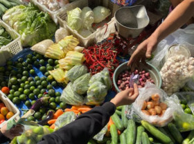 BAPANAS MENCATAT KENAIKAN HARGA PANGAN - Ilustrasi pedagang di pasar. Harga komoditas cabai rawit hingga telur ayam naik. (Foto: Freepik).