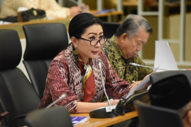 AUDIT KEBUN BINATANG - Anggota Komisi IV DPR RI, Julie Sutrisno saat mengikuti Rapat Kerja Komisi IV DPR RI dengan Menteri Lingkungan Hidup dan Kehutanan. (dok. dpr.go.id).