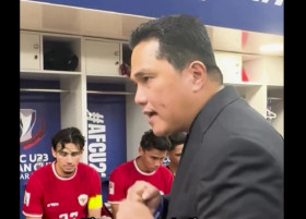 Ketua Umum PSSI, Erick Thohir memberikan semangat kepada penggawa Garuda Muda di ruang ganti usai kalah melawan Uzbekistan. Instagram/@erickthohir.