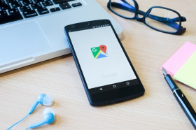 GOOGLE HADIRKAN FITUR SPEEDOMETER - Ilustrasi peta digital di HP. Pengguna iPhone kini bisa gunakan fitur speedometer di Google Maps. Ilustrasi/Freepik.