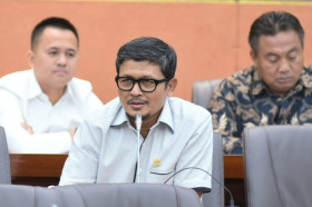 AMIN AK - Anggota Komisi VI DPR RI ini meminta pemerintah membuka kepada publik terkait data distribusi beras, imbas impor yang cukup banyak tetapi tak menekan harga beras yang naik. (dpr.go.id).