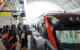 BOLEH MAKAN DAN MINUM - KAI membolehkan penumpang makan dan minum selama perjalanan di dalam LTR. - instagram @lrt_jabodebek.