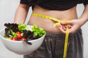 SEDOT LEMAK TURUNKAN BERAT BADAN - Ilustrasi berat badan turun perempuan. Dokter sarankan jaga pola makan, olahraga untuk turunkan berat badan. (Foto: Freepik).