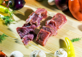 Daging mentah - Ilustrasi daging kambing. Simak cara mengolah daging agar tidak bau prengus. Ilustrasi/Pixabay.