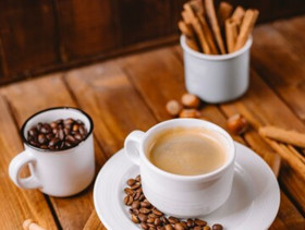 MINUM KOPI CAMPUR KAYU MANIS - Ilustrasi secangkir kopi hangat dan kayu manis. Menurut ahli saraf dapat tingkatkan kesehatan otak. (Foto: Freepik).