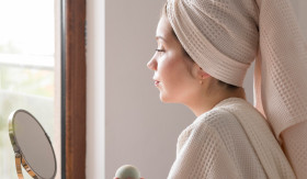 SKINCARE - Masalah jerawat pada wajah bisa jadi disebabkan karena kamu sering ganti-ganti skincare. Mulai sekarang, coba terapkan langkah berikut ini. - Foto ilustrasi/freepik.